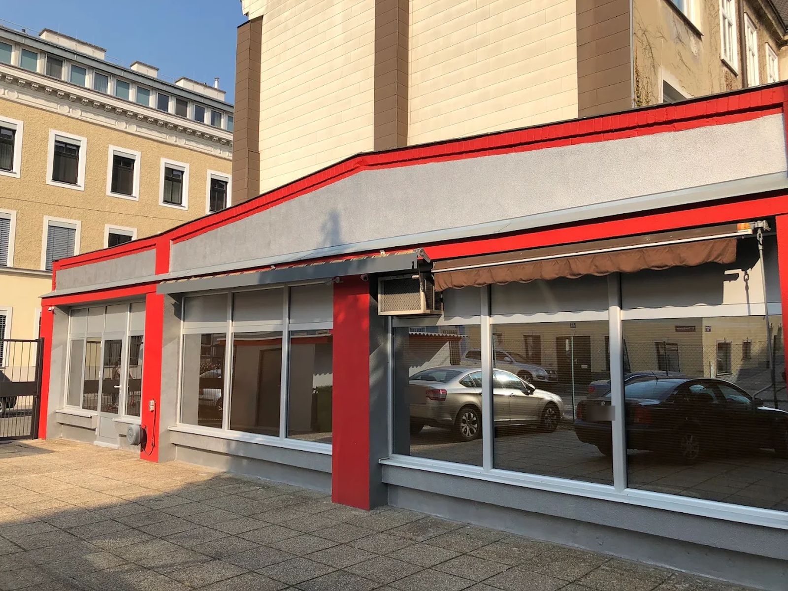 Die rote Fassade von Auto Bobi in der Ehrenfelsgasse 19