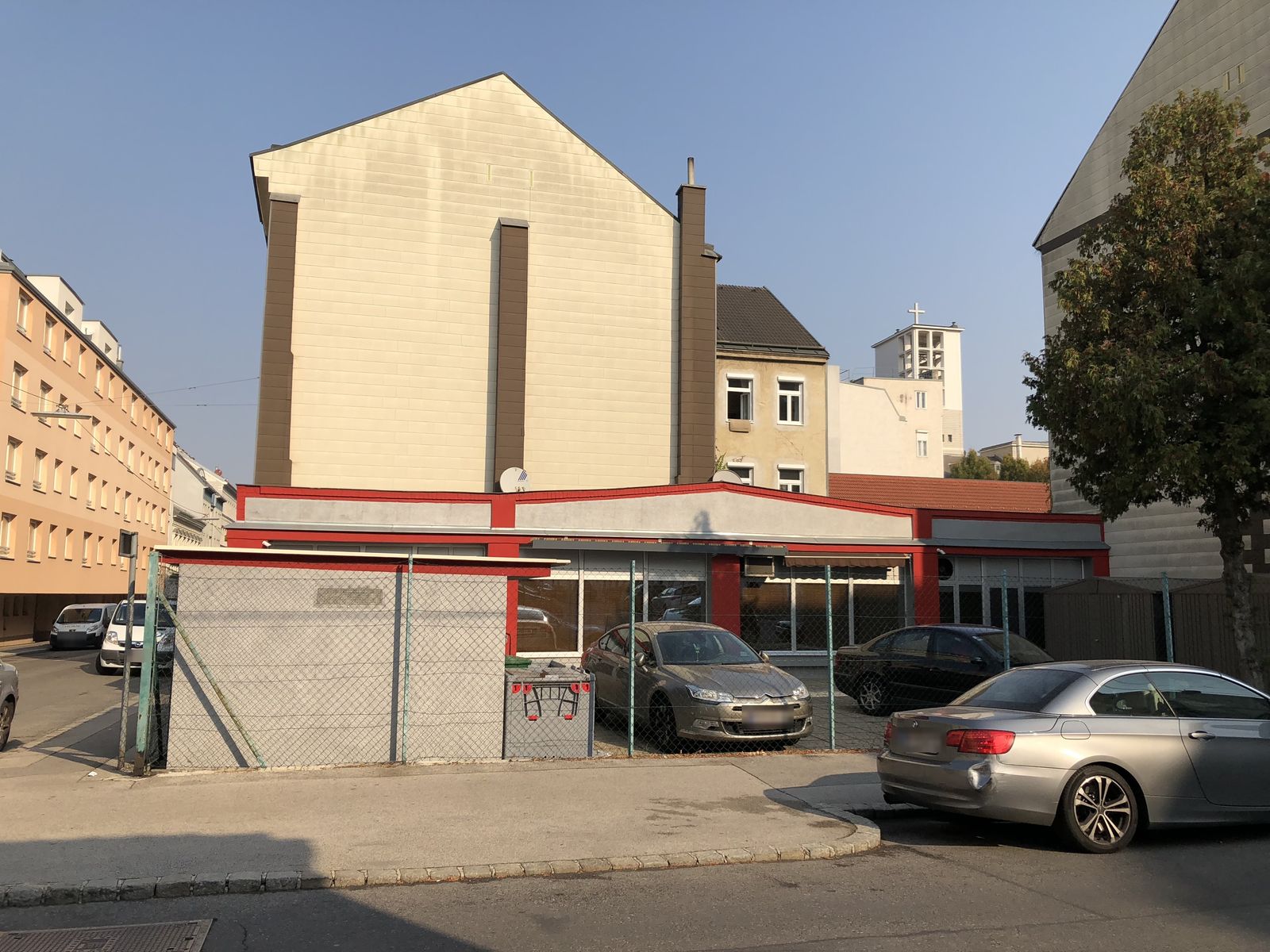 Die Werkstatt von der Straße, mit den eigenen Stellplätzen davor